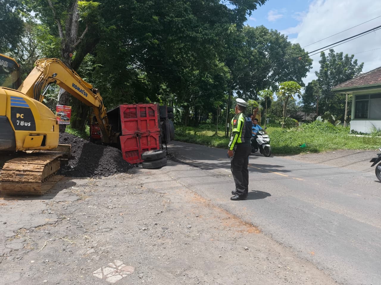 KECELAKAAN TUNGGAL: Personel Satlantas Polres Malang berjaga dan mengatur arus lalu lintas di lokasi kecelakaan kemarin (28/1).