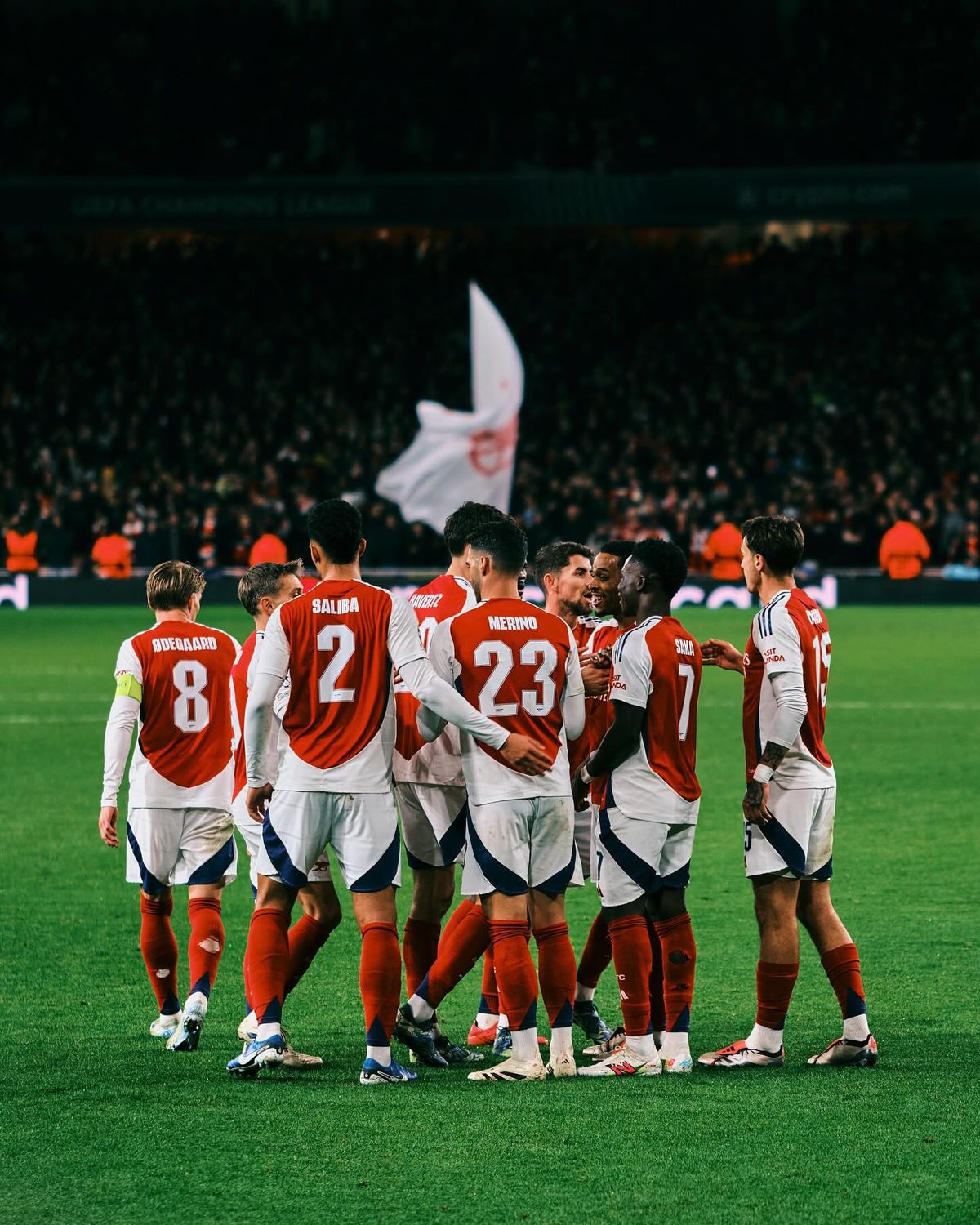 PERTANDINGAN SENGIT: Arsenal berhasil menduduki posisi pertama di klasemen Liga Champions 2026 dengan perolehan poin tertinggi (Pinterest)