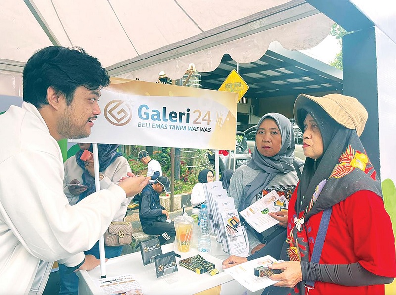 RAMAI DIBURU: Staf dari Galeri 24 menjelaskan produk emas yang dijual kepada calon konsumen pada Minggu (25/1) lalu.