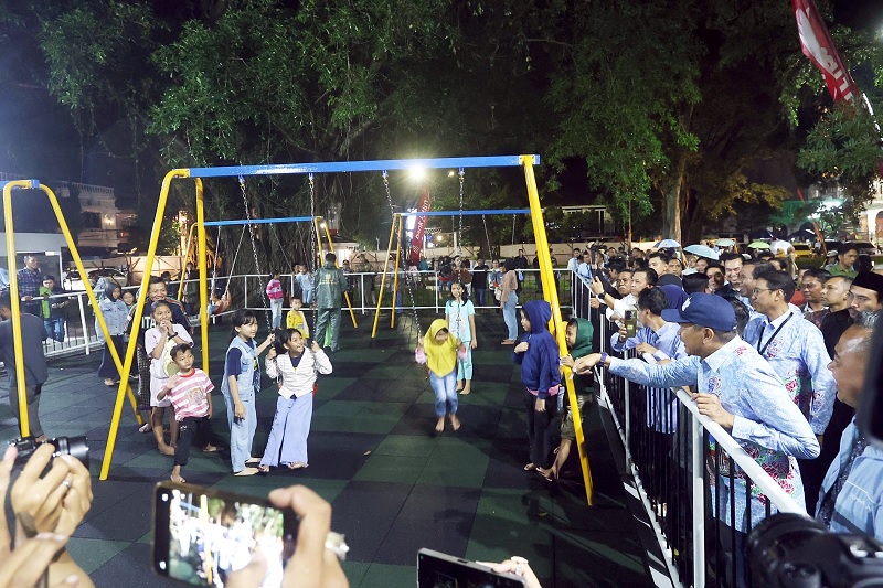 RAWAN SEMRAWUT: Warga memadati area air mancur di Alun-Alun Merdeka setelah dilakukan launching pada Rabu malam (28/1). Foto kiri, Wali Kota Malang Wahyu Hidayat (kanan) menyaksikan anak-anak yang