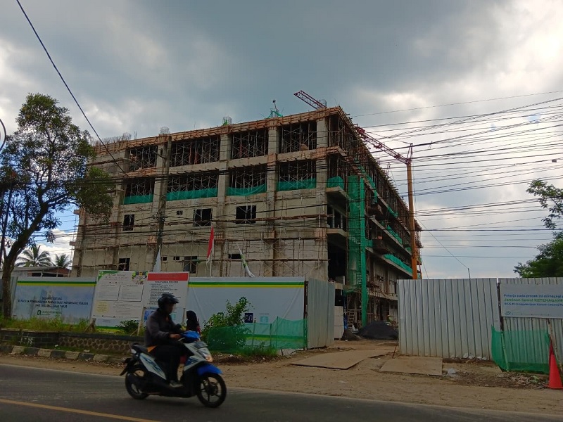 FASILITAS KESEHATAN: Seorang pengendara melintasi proyek pembangunan RS Hermina di Jalan Raya Desa Mojosari, Kecamatan Kepanjen kemarin (29/1).