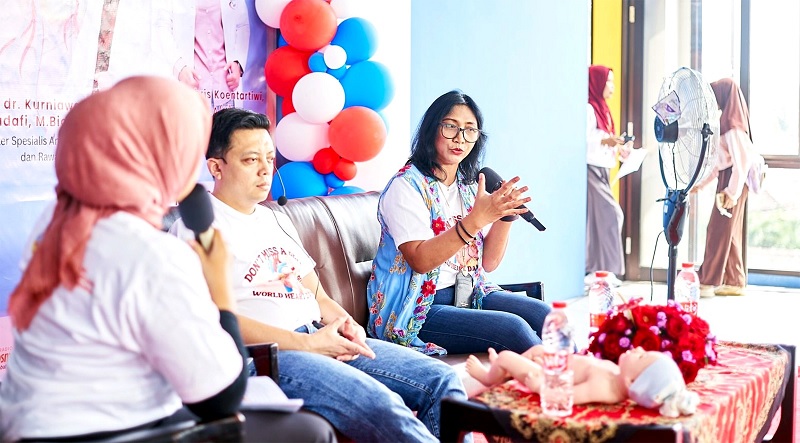INISIATOR: Pendiri Komunitas Pejuang Jantung (KPJ) Malang dr Dyahris Koentartiwi SpA(K) (kanan) membagikan pengalaman menangani pasien jantung dalam talkshow, beberapa waktu yang lalu.