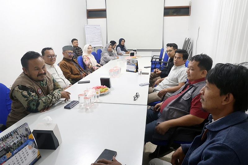 SILATURAHMI: Ketua KPU Kota Malang Muhammad Toyib (kiri) bersama komisioner KPU lainnya berbincang dengan crew redaksi Jawa Pos Radar Malang, kemarin (29/1).