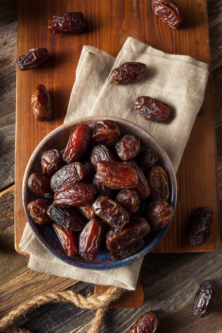 BUAH SEHAT: Semangkok kurma manis yang kaya akan energi, vitamin, dan mineral. (Pinterest)