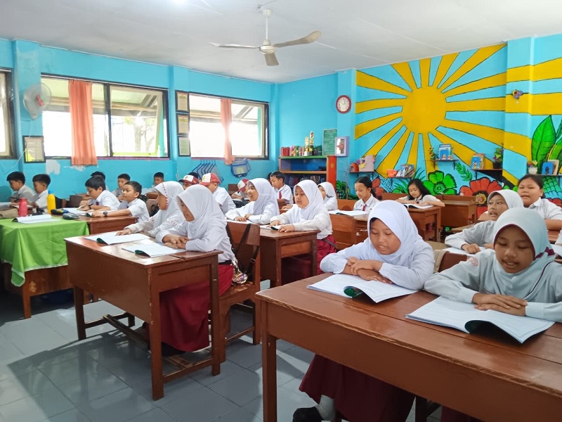 LENGKAPI SARPRAS: Siswa-siswi SDN 4 Panggungrejo menjalani pembelajaran kemarin (29/1). Sekolah ini masuk daftar tiga lembaga yang disiapkan menjadi Sekolah Terintegrasi.