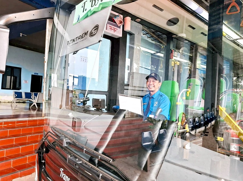 BAKAL DILATIH LAGI: Supriadi, salah satu sopir Bus Trans Jatim singgah di Terminal Hamid Rusdi, kemarin.