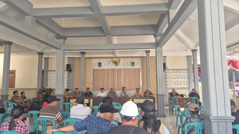 BELUM ADA SOLUSI: Pertemuan membahas terkait polemik sampah PT Ekamas Fortuna yang difasilitasi muspika di Balai Desa Gampingan, Pagak, pekan lalu. Saat itu pihak PT Ekamas Fortuna tidak hadir.