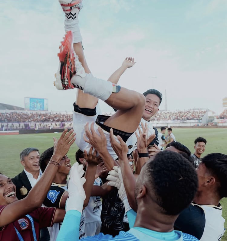 Pemain Persija Rio Fahmi diangkat rekan setim seusai laga melawan Persita pada Jumat (30/1). (Istimewa)