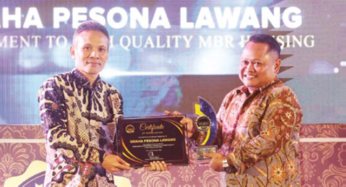 KONSISTEN: Direktur Jawa Pos Radar Marsudi Nurwahid memberikan penghargaan Radar Malang Awards kepada Direktur Graha Pesona Lawang Afwan Syahid (kanan), beberapa waktu lalu.