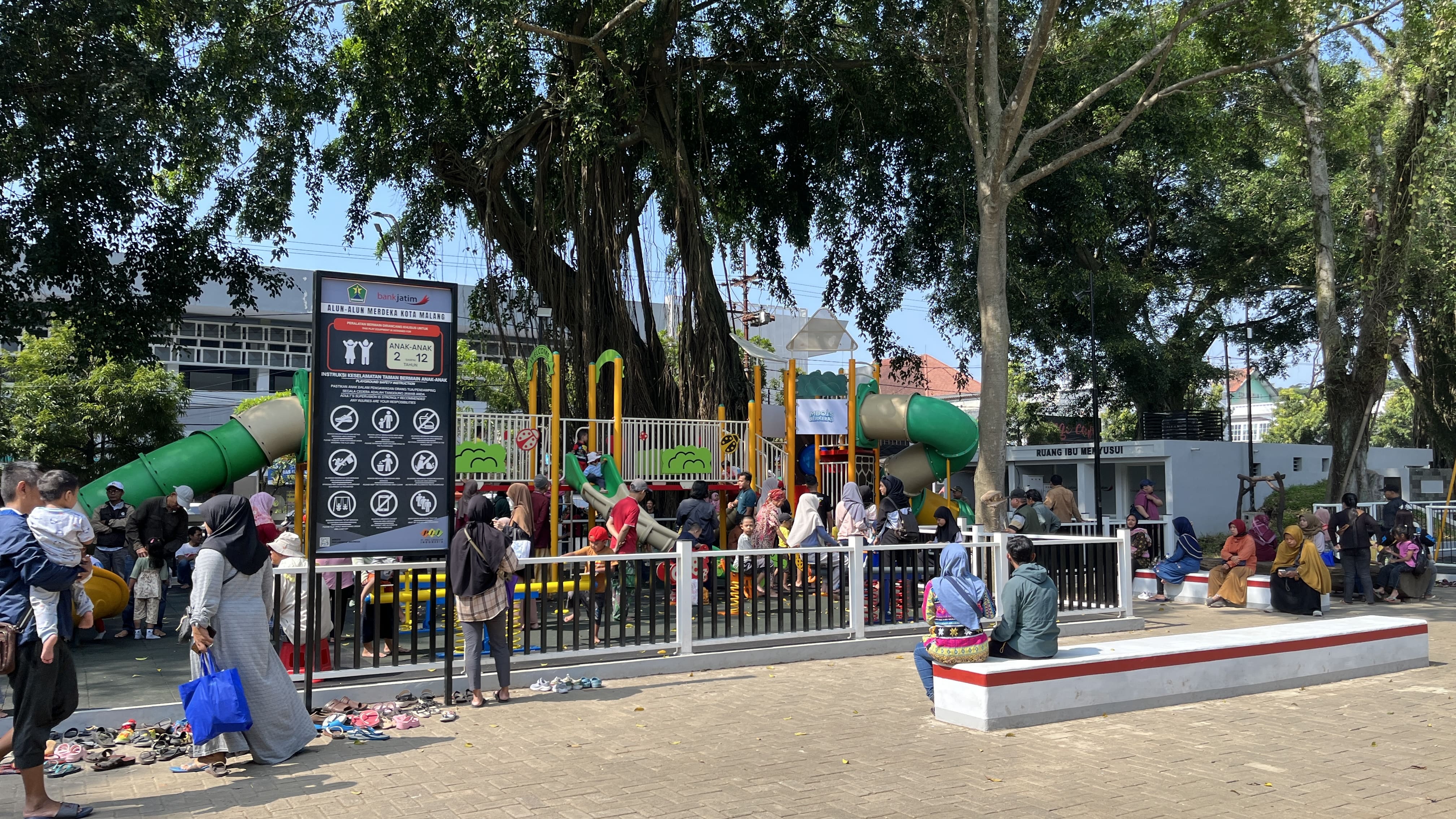 Potret taman bermain alun-alun dipenuhi oleh pengunjung anak anak dan orang tua. (Xeon Rhao Loudra -  Radar Malang)