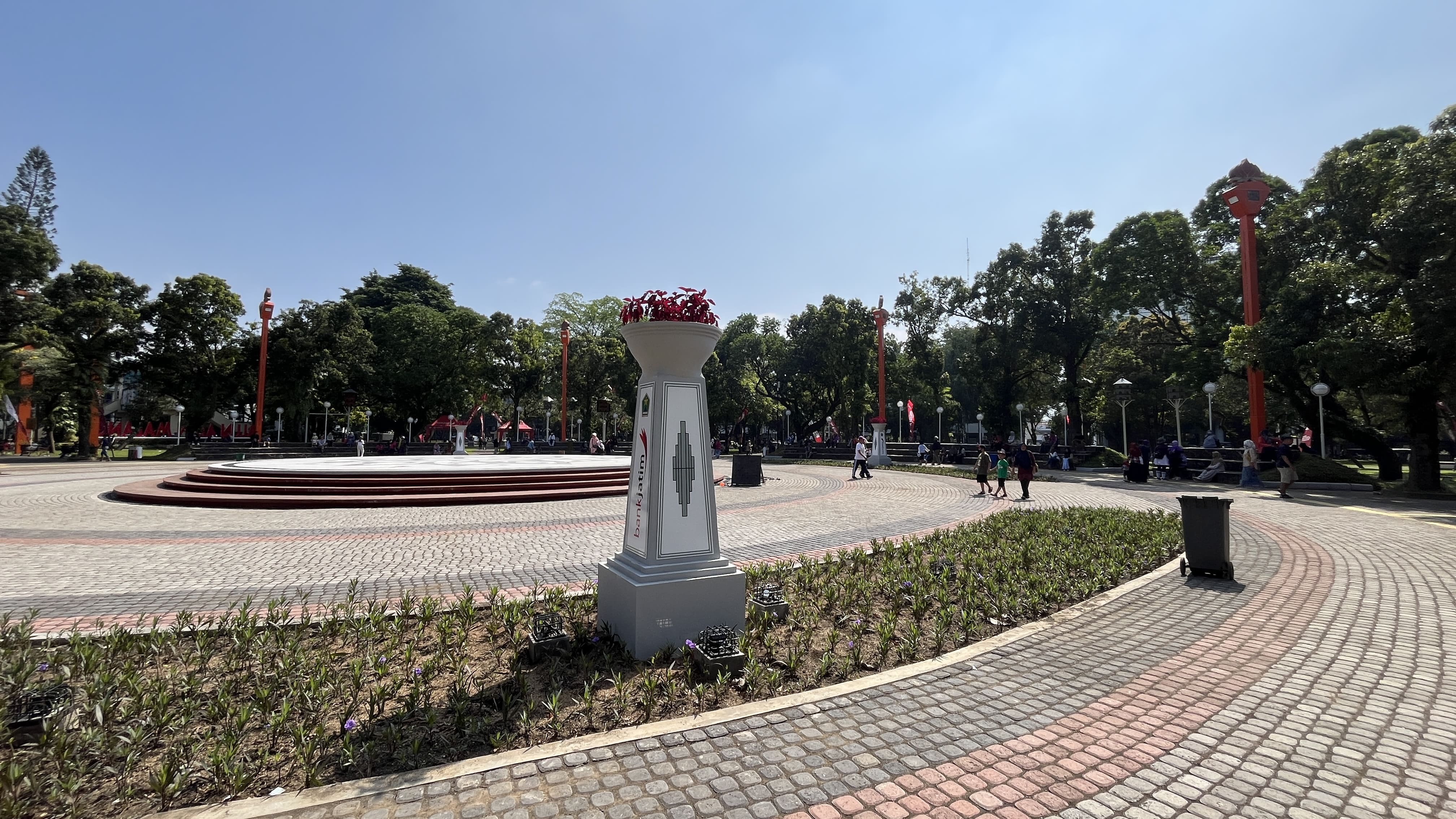 Suasana sekitar air mancur Alun-Alun Merdeka tertata rapi dan bersih (Xeon Rhao Loudra - Radar Malang)