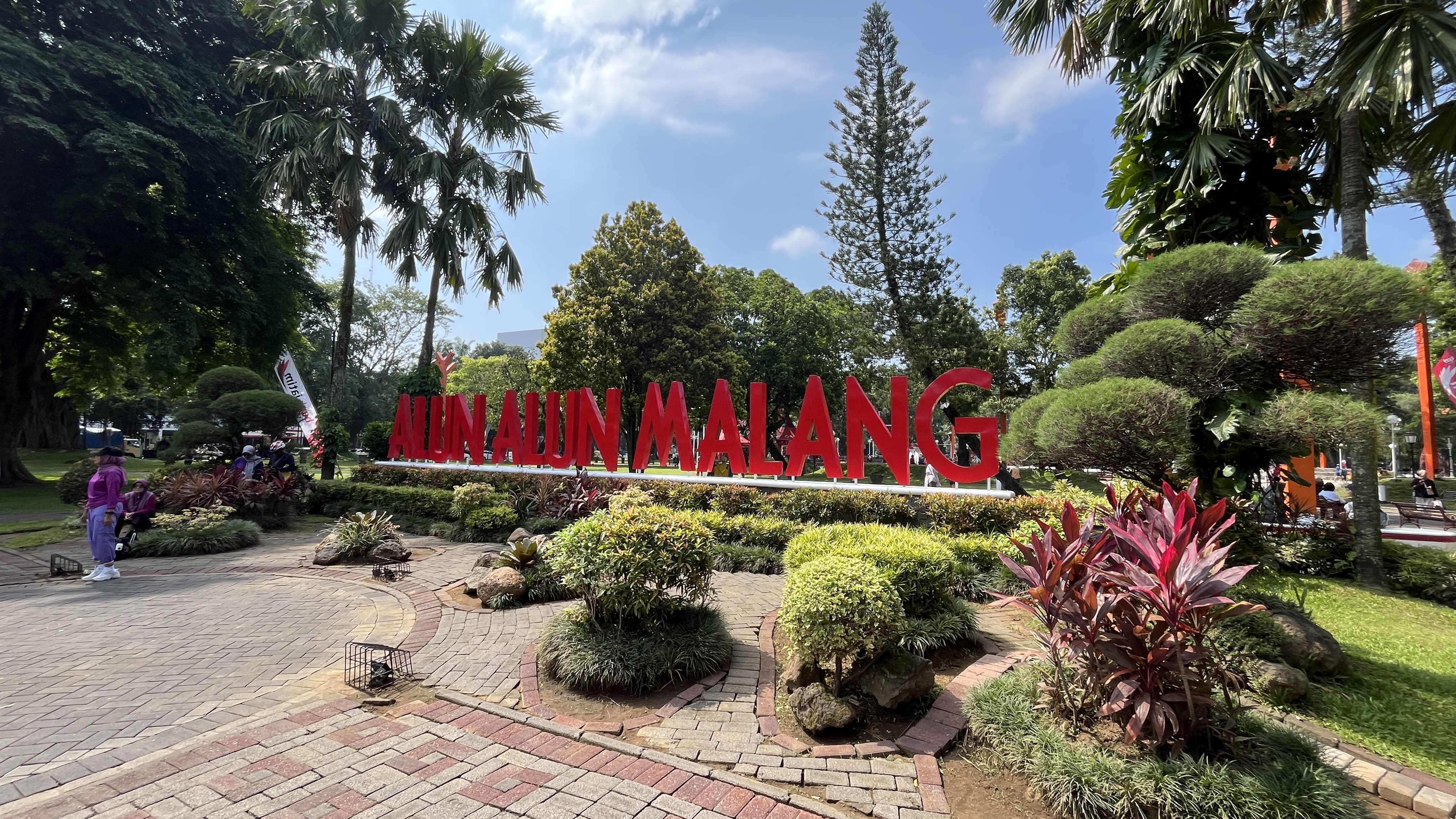 WAJAH BARU: Revitalisasi Alun-Alun Merdeka Kota Malang ramai berhasil menjadi magnet bagi warga untuk berkunjung. (Xeon Rhao Loudra - Radar Malang)