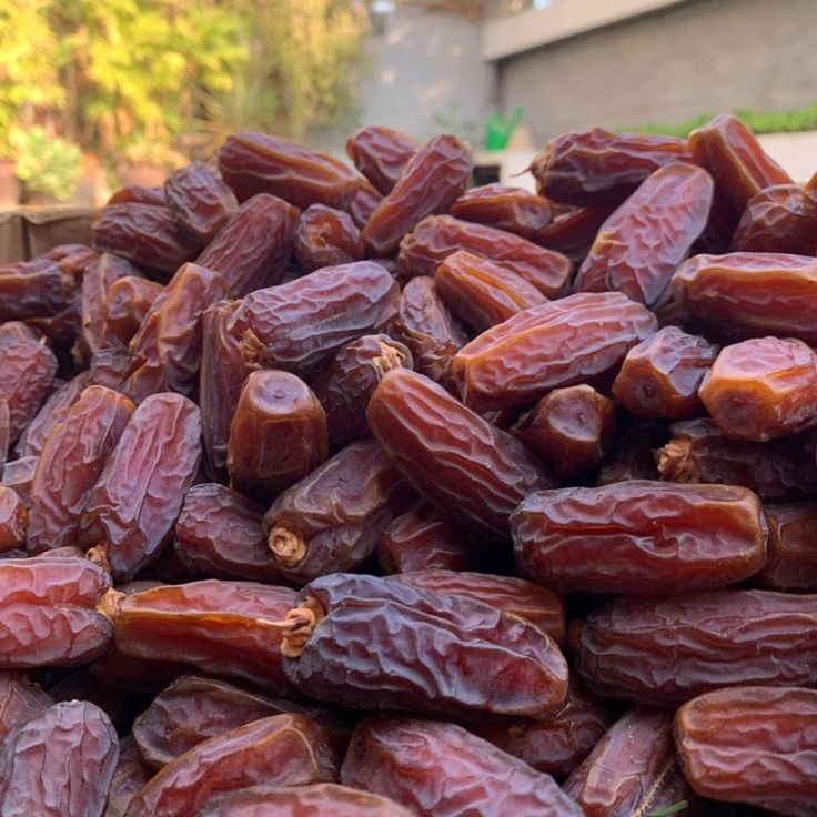 Kurma Medjool dengan ciri khas memiliki ukuran lebih besar dari jenis kurma lainnya. (Pinterest)