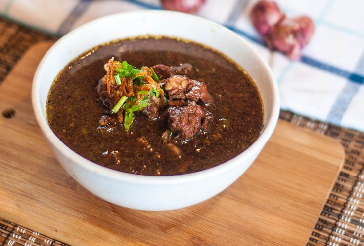 Dinginnya malam Malang paling pas ditemani semangkuk rawon hangat. Rawon Mbak Ten dan Rawon Cak Wot tetap ramai diburu hingga dini hari berkat rasa autentik. (Pinterest @widyahalim)