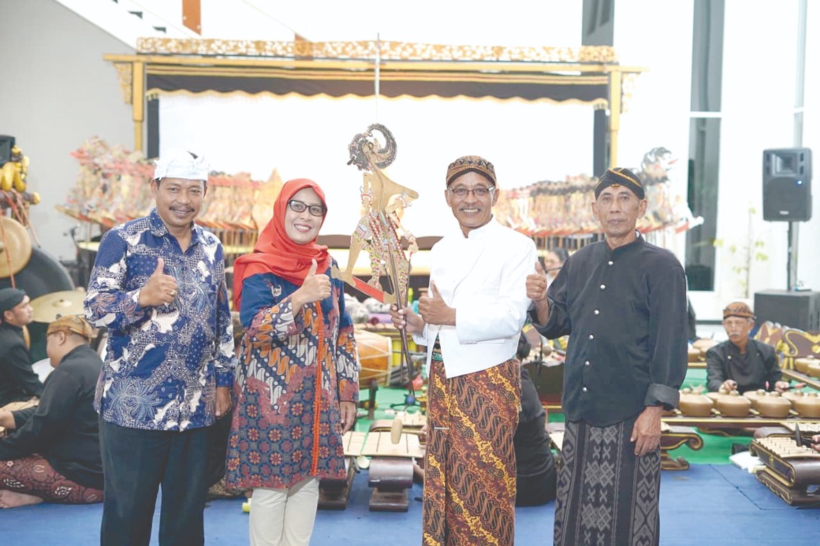TERBAIK: Kepala Cabdindik Kabupaten Malang Dwi Anggraeni SPd MPd (dua dari kiri) hadir langsung menyaksikan pergelaran wayang kulit dalam rangkaian HUT Ke-15 SMKN 1 Gedangan, Senin lalu (26/1).