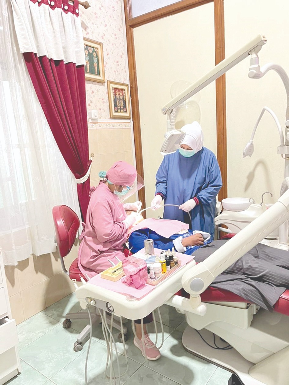 JAGA GIGI TETAP SEHAT: drg. Anggani memeriksa seorang pasien di Poli Konservasi Gigi RSIA Muhammadiyah Malang, beberapa waktu lalu.