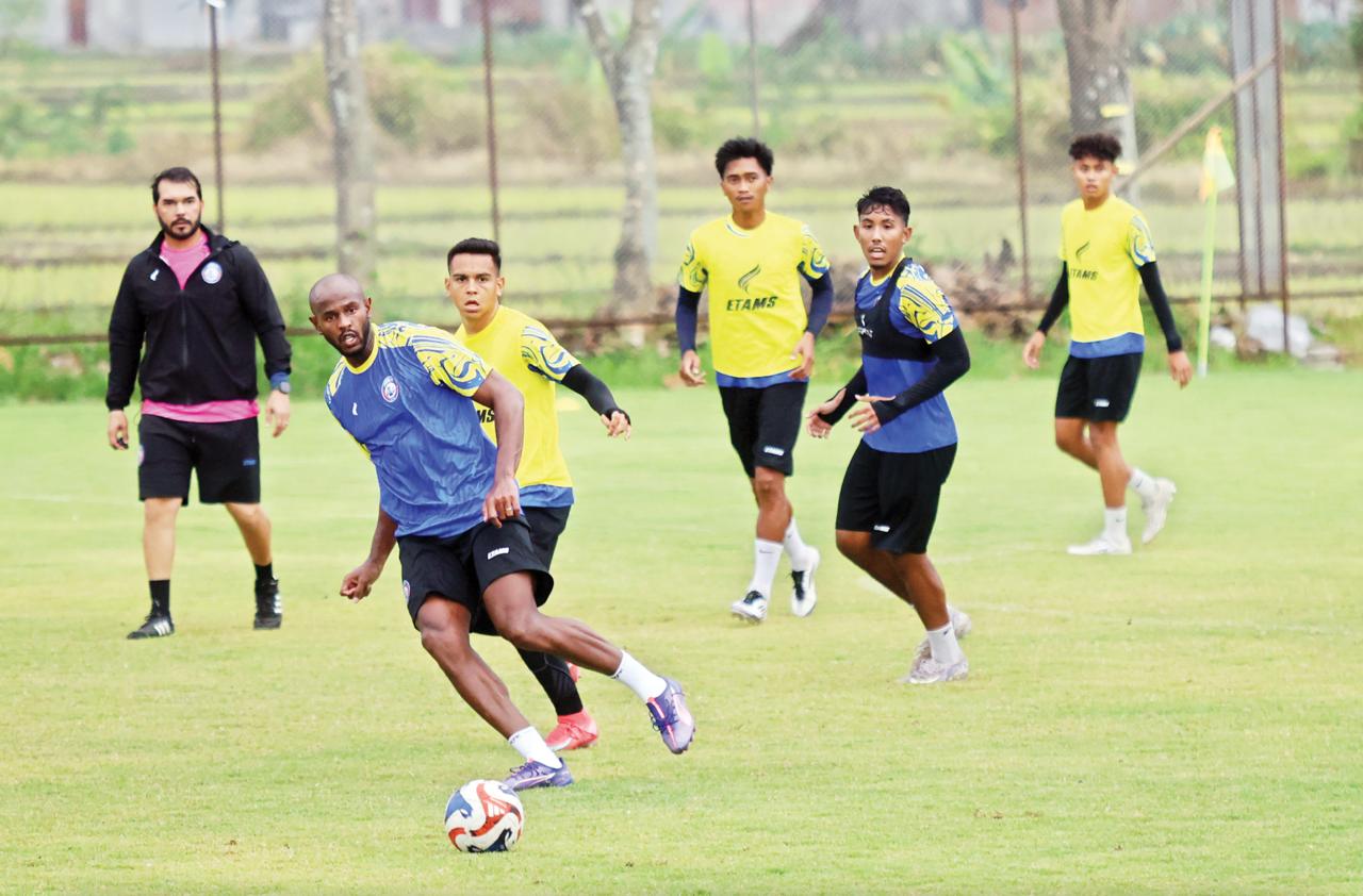 HARUS BERADAPTASI: Joel Vinicius menjalani sesi latihan bersama Arema FC di Dream Football Pitch.