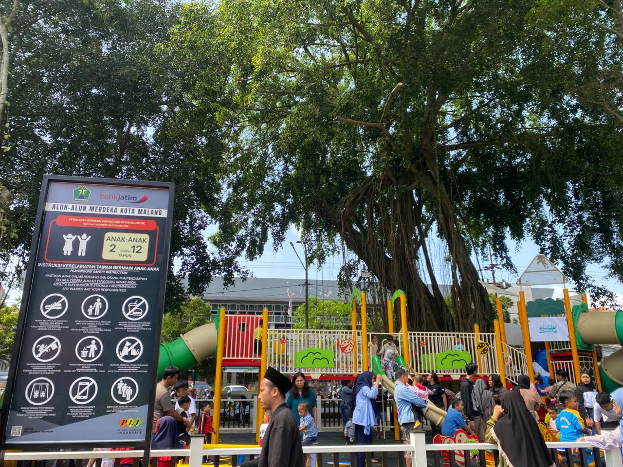 Alun-Alun Merdeka Malang resmi dibuka usai revitalisasi dan langsung disambut antusias warga. Beragam wahana baru. (Diva Ayu- Radar Malang)