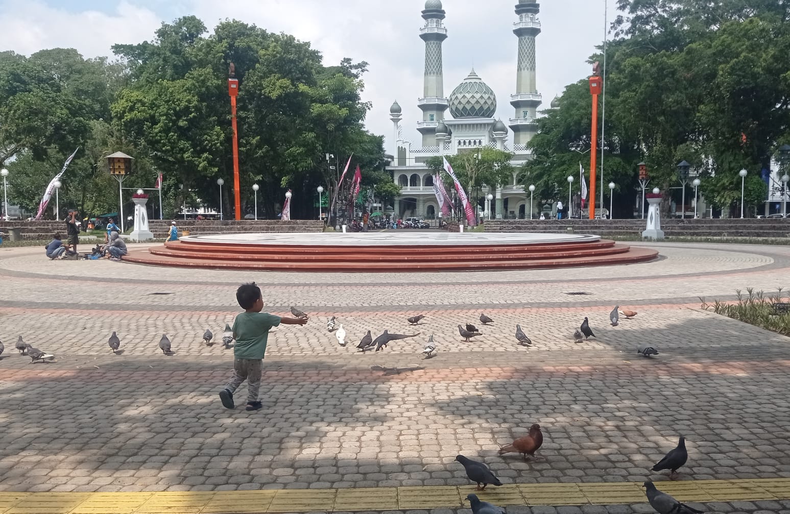 Wujud Alun-Alun Merdeka setelah selesai direvitalisasi pada Jumat (30/1). (Afida Rahma/Radar Malang)