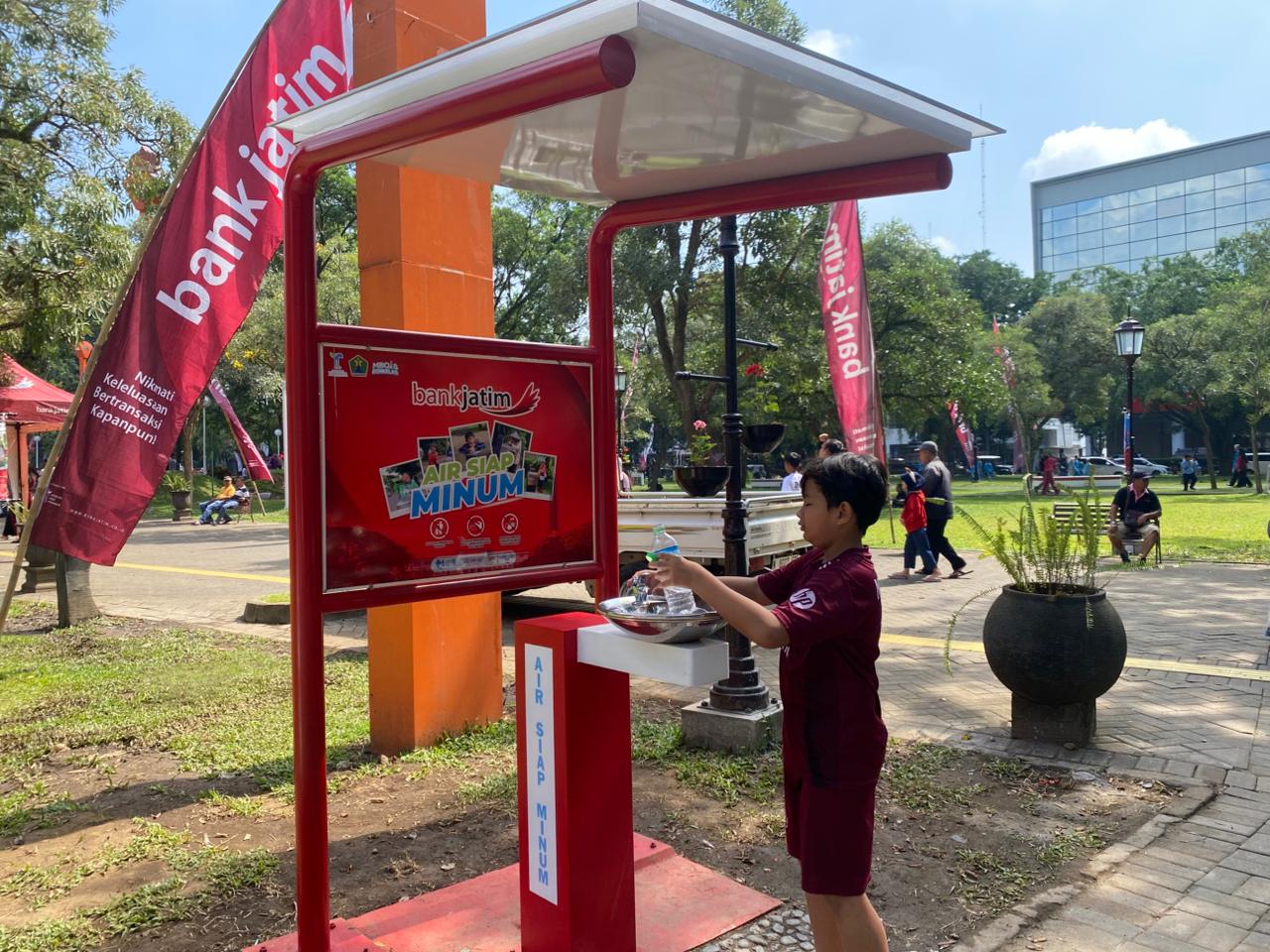 AIR MINUM GRATIS: Fasilitas isi air siap minum gratis di Alun-Alun Merdeka Malang yang memudahkan pengunjung tetap terhidrasi sambil menjaga lingkungan. (Anna Tasya - Radar Malang)