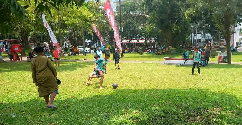 Potret keseruan anak-anak bermain sepak bola di Alun-Alun Merdeka Malang pada Jumat (30/1). (Marsha Nathaniela/Radar Malang).