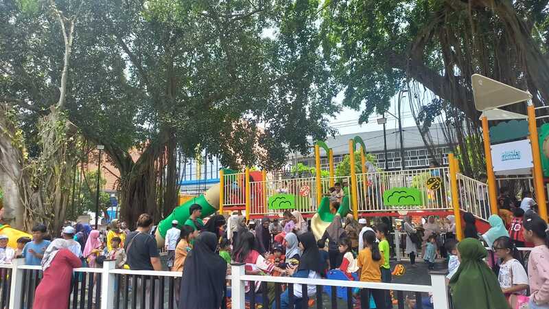 Potret keseruan anak-anak di Alun-Alun Merdeka Malang pada Jumat (30/1). (Marsha Nathaniela/Radar Malang).