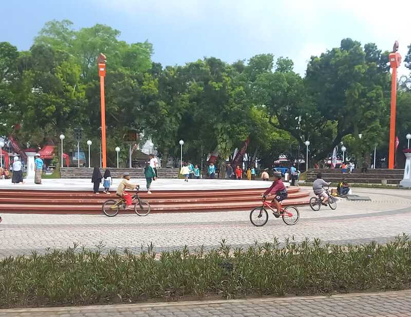 Potret keseruan anak-anak bersepeda di Alun-Alun Merdeka Malang pada Jumat (30/1). (Marsha Nathaniela/Radar Malang).