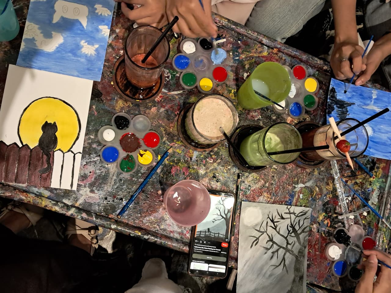 Nongkrong jadi lebih seru dengan melukis dan bermain board game. (Intan Nurlita Dewi - Radar Malang)