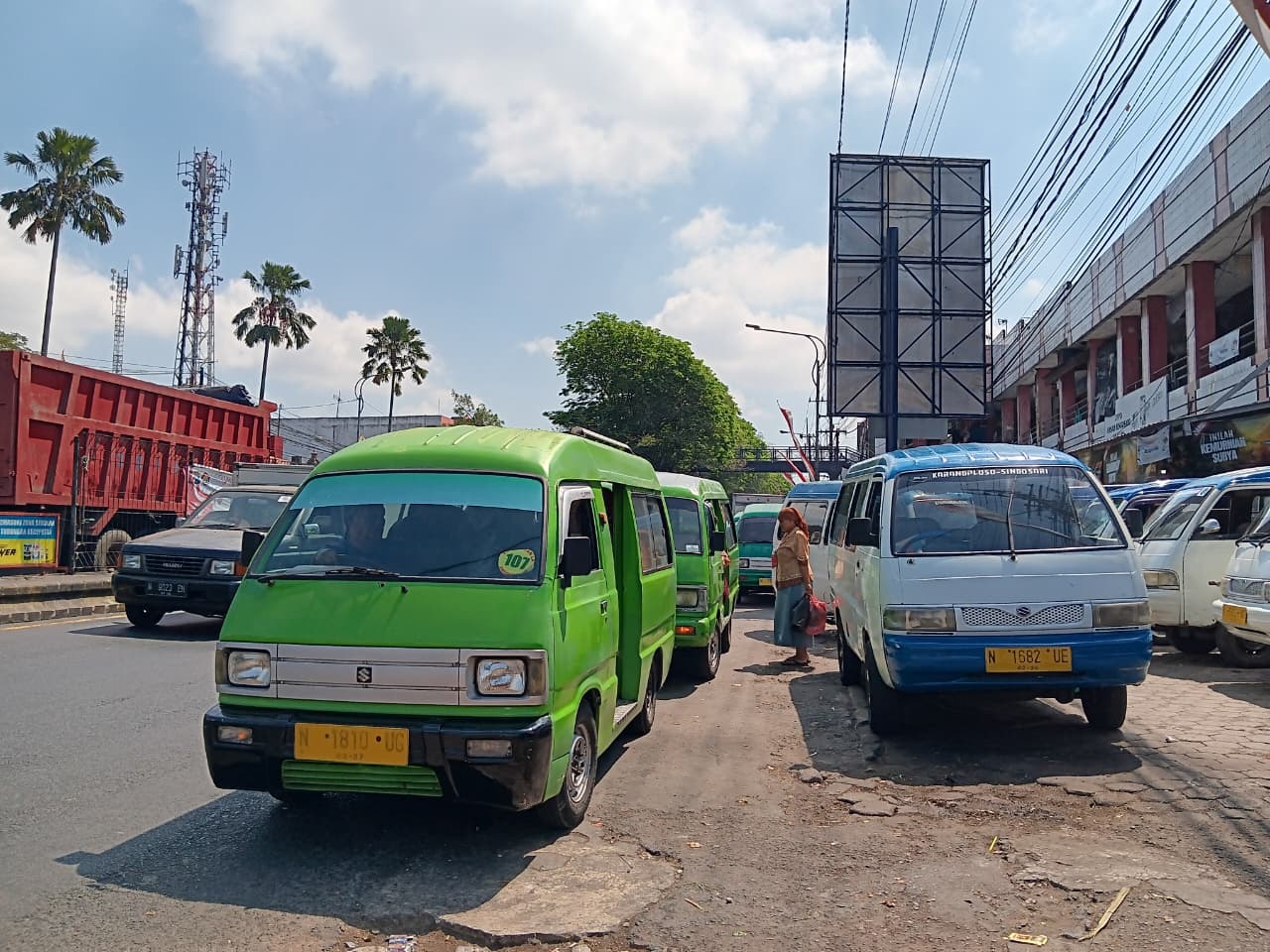 TRANSPORTASI: Beberapa angdes mangkal di depan Pasar Singosari untuk menunggu penumpang kemarin. Jumlah armada yang beroperasi terus menyusut.