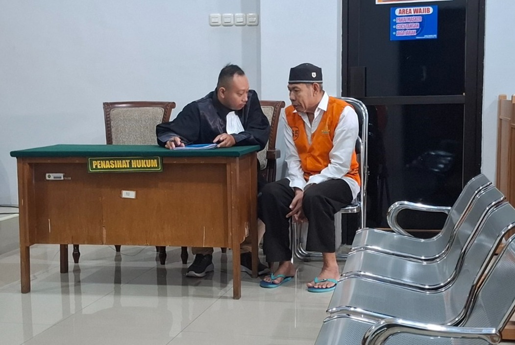 TERDAKWA ASUSILA: Zaenal Arifin, 58, warga Lawang menjalani sidang di Pengadilan Negeri (PN) Kepanjen, Kamis lalu (29/1).