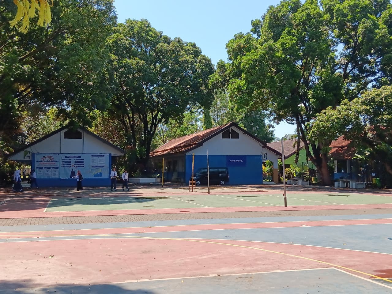 DEMI KUALITAS: Siswa-siswi SMPN 3 Kepanjen beraktivitas kemarin. Sekolah itu diharapkan menjadi Sekolah Unggulan.