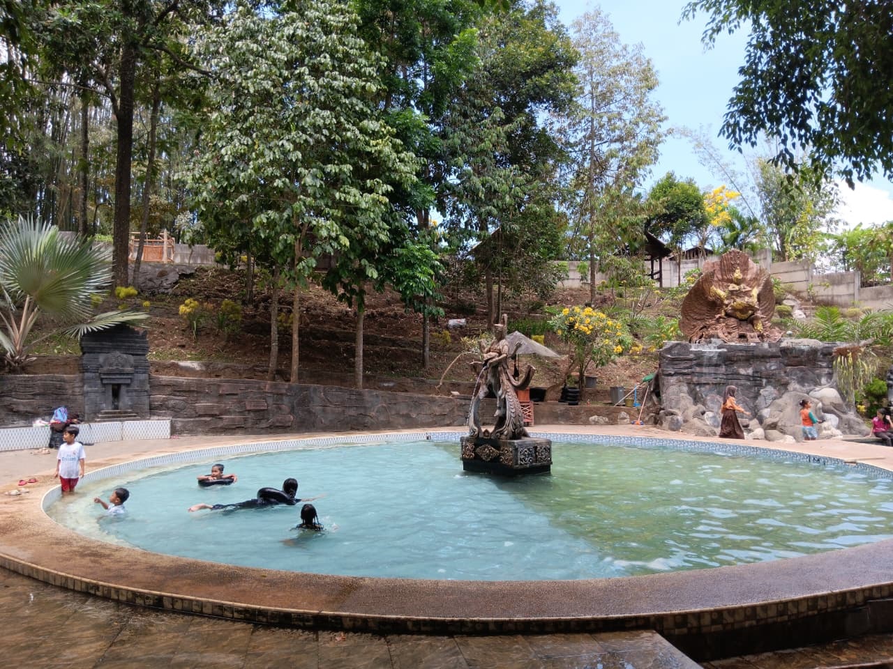 POTENSI PARIWISATA: Anak-anak menikmati kesegaran air di wisata kolam renang pentungan sari kemarin. Destinasi tersebut turut menyumbang pajak hiburan.