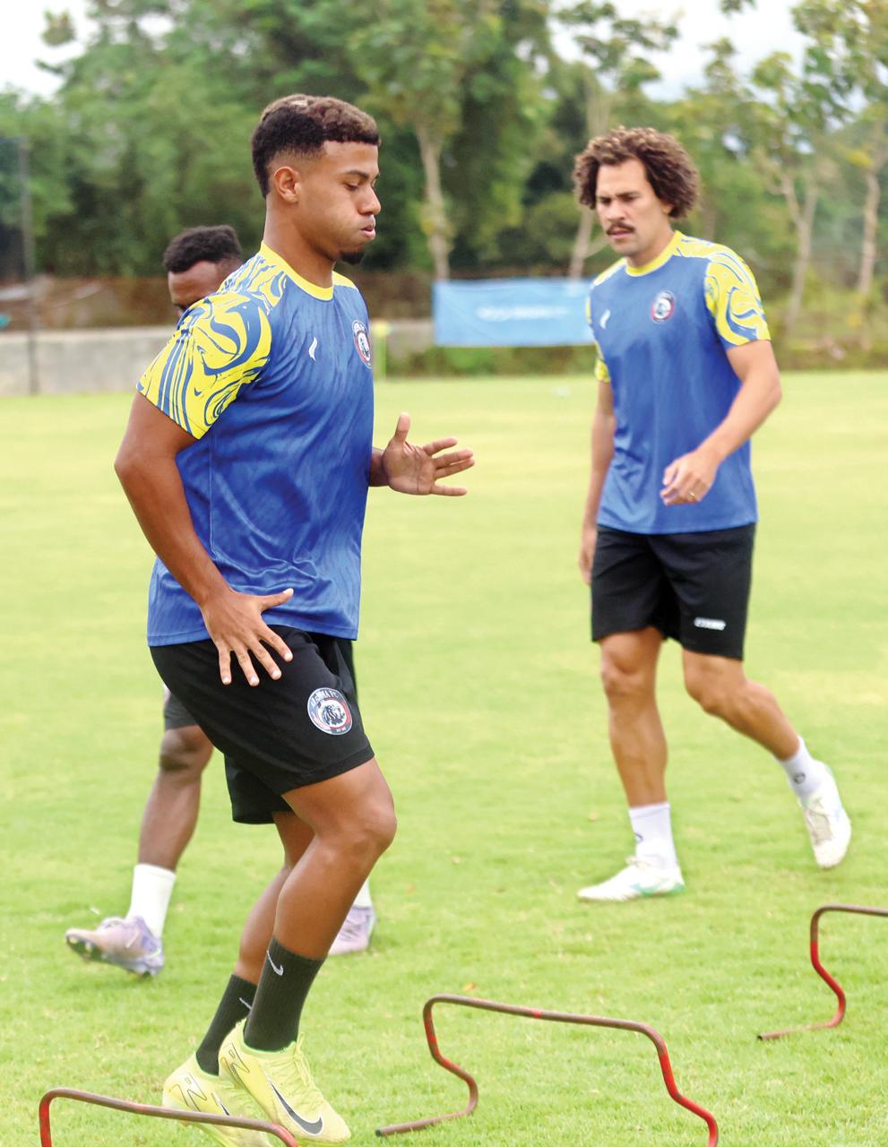 JADI ANDALAN: Gabriel Silva mengikuti sesi latihan Arema FC di Dreams Football Pitch, Kamis lalu (29/1).