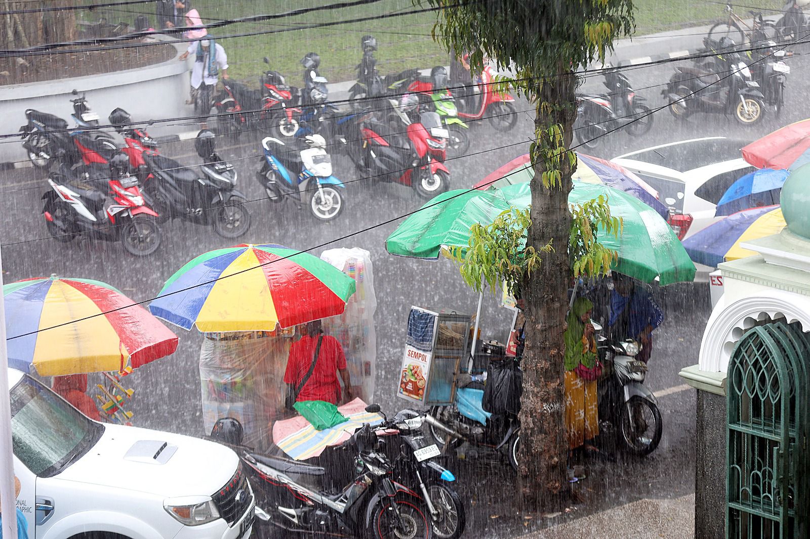 BUTUH PENATAAN: Sejumlah PKL beroperasi di Jalan Merdeka Barat, kemarin siang. Dewan mengusulkan agar pemkot memberi area khusus untuk mereka.