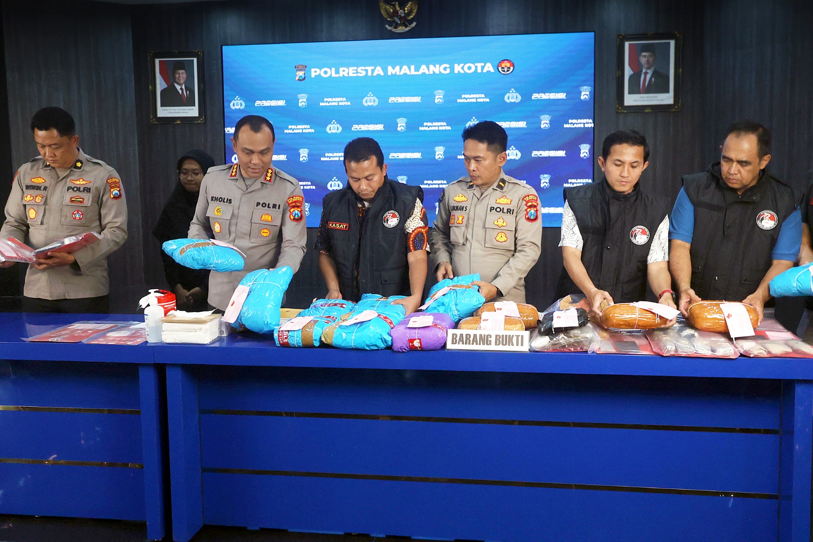 MENINGKAT: Kapolreta Malang Kota Kombes Pol Putu Kholis Aryana (dua dari kiri) ikut menata barang bukti kasus penyalahgunaan narkoba yang diungkap jajarannya sepanjang Januari 2026, kemarin.