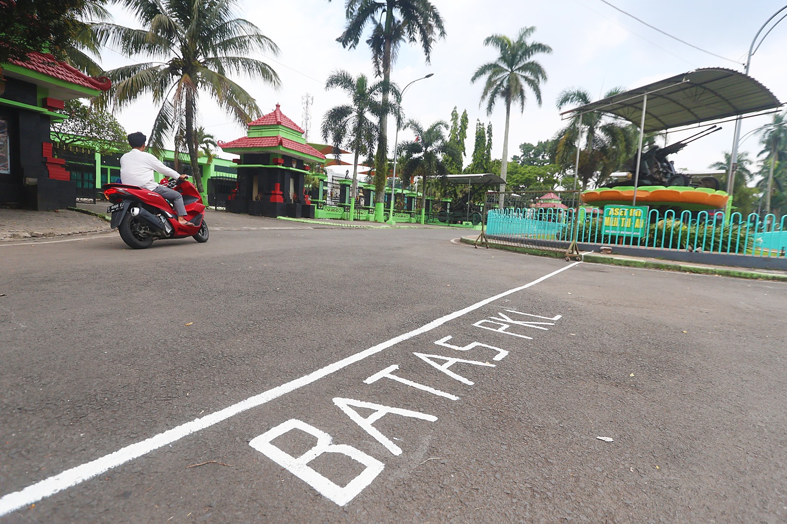 AGAR TAK MELUBER: Batas operasional PKL di depan Museum Brawijaya sudah diberi penanda khusus sejak kemarin pagi (30/1).