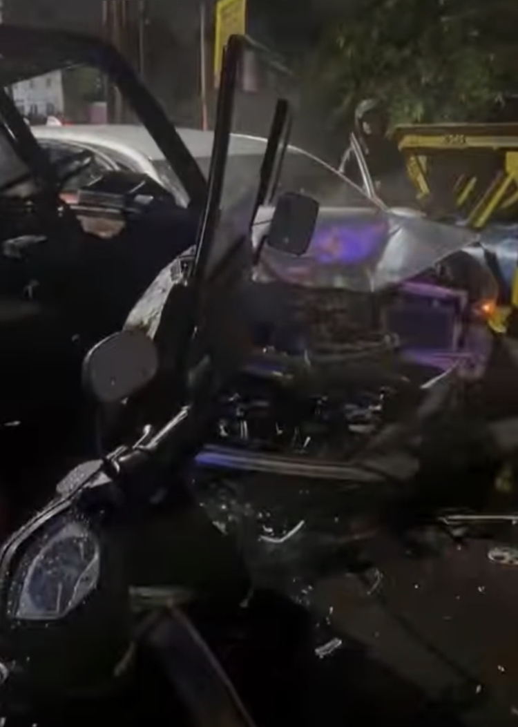 Kondisi dua mobil yang adu banteng di Jembatan Kalisari pada Sabtu (31/1) malam. (Tangkapan video)
