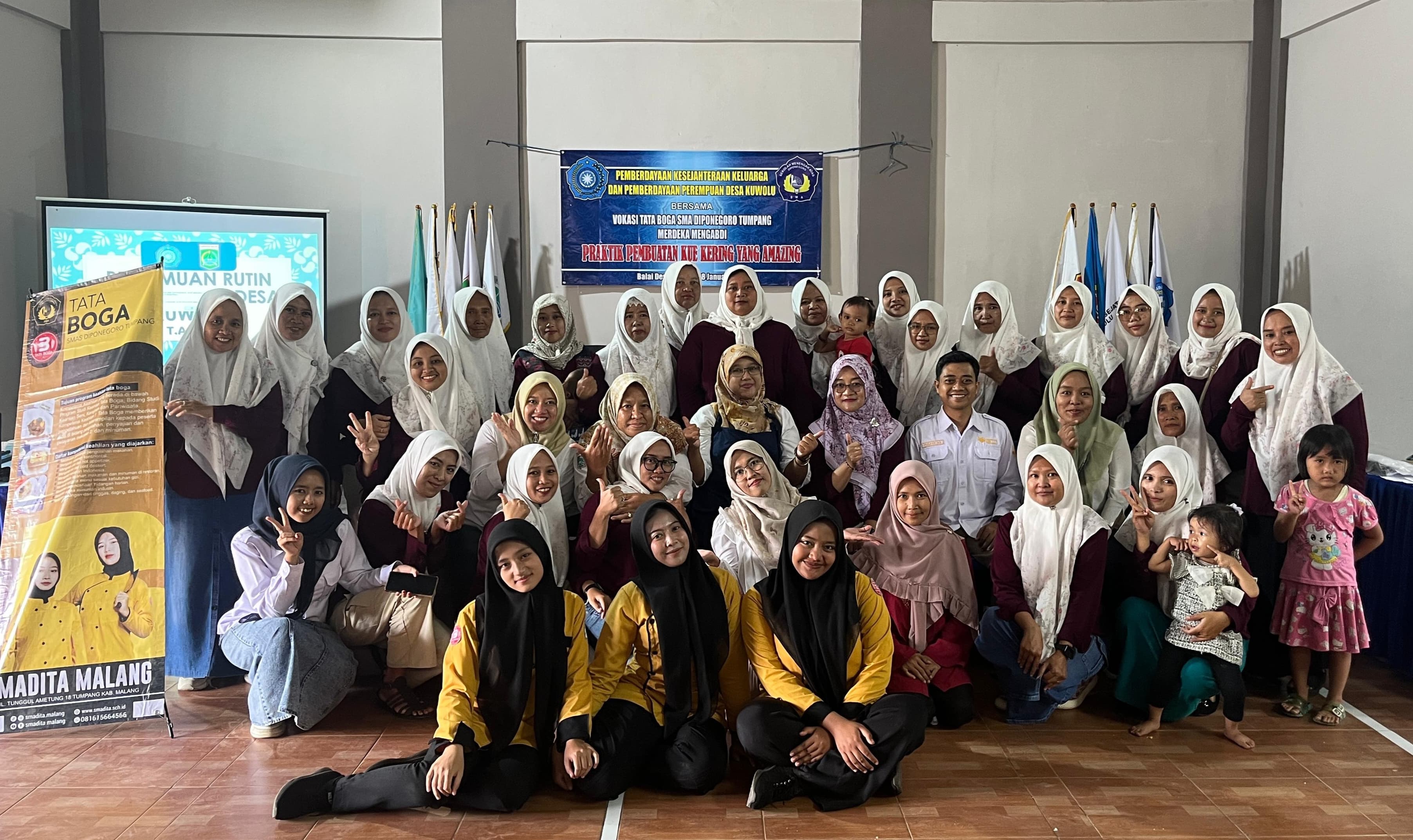 KOLABORASI: Program Merdeka Mengabdi SMA Diponegoro Tumpang   bersama PKK Desa Kuwolu pada Rabu (28/1).