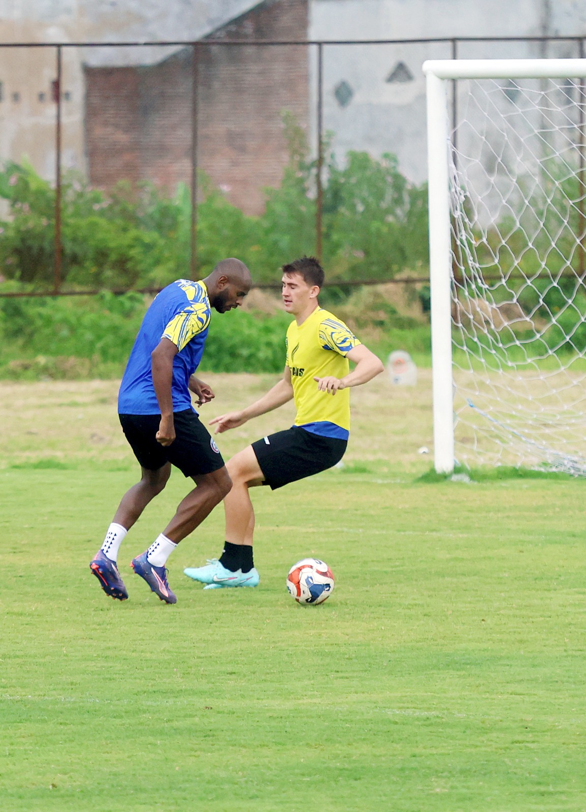 JADI TUMPUAN: Joel Vinicius (kiri) berusaha melewati Odivan Koerich dalam sesi latihan Arema FC di Dream Football Pitch, Kamis lalu (29/1). (Darmono/Radar Malang)