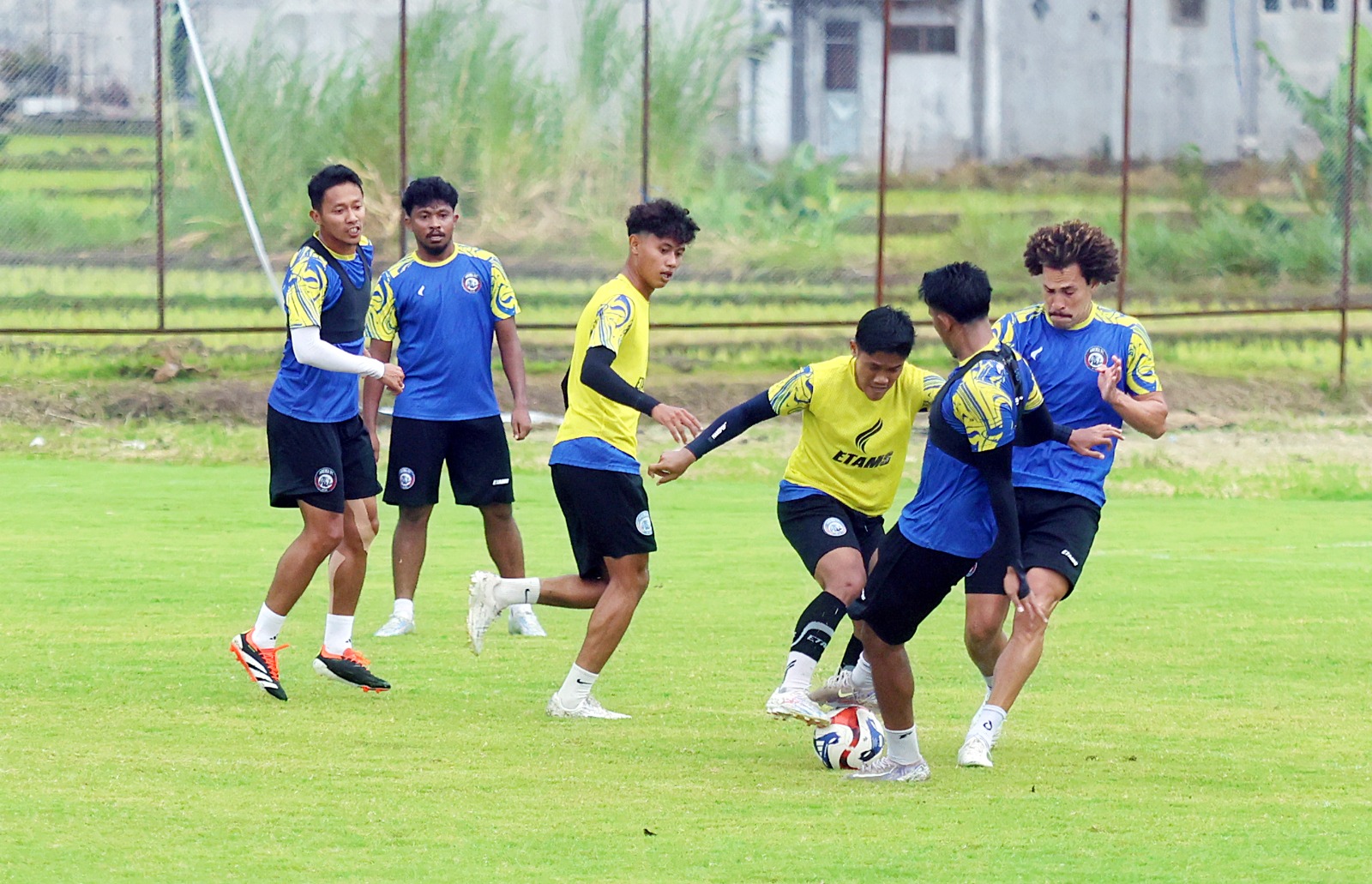 INGIN SEGERA COMEBACK : Gelandang Arema FC Pablo Oliveira (kanan) berusaha merebut bola dalam sesi latihan di Dreams Football Pitch, Pakis, beberapa waktu lalu. (Darmono/Radar Malang)