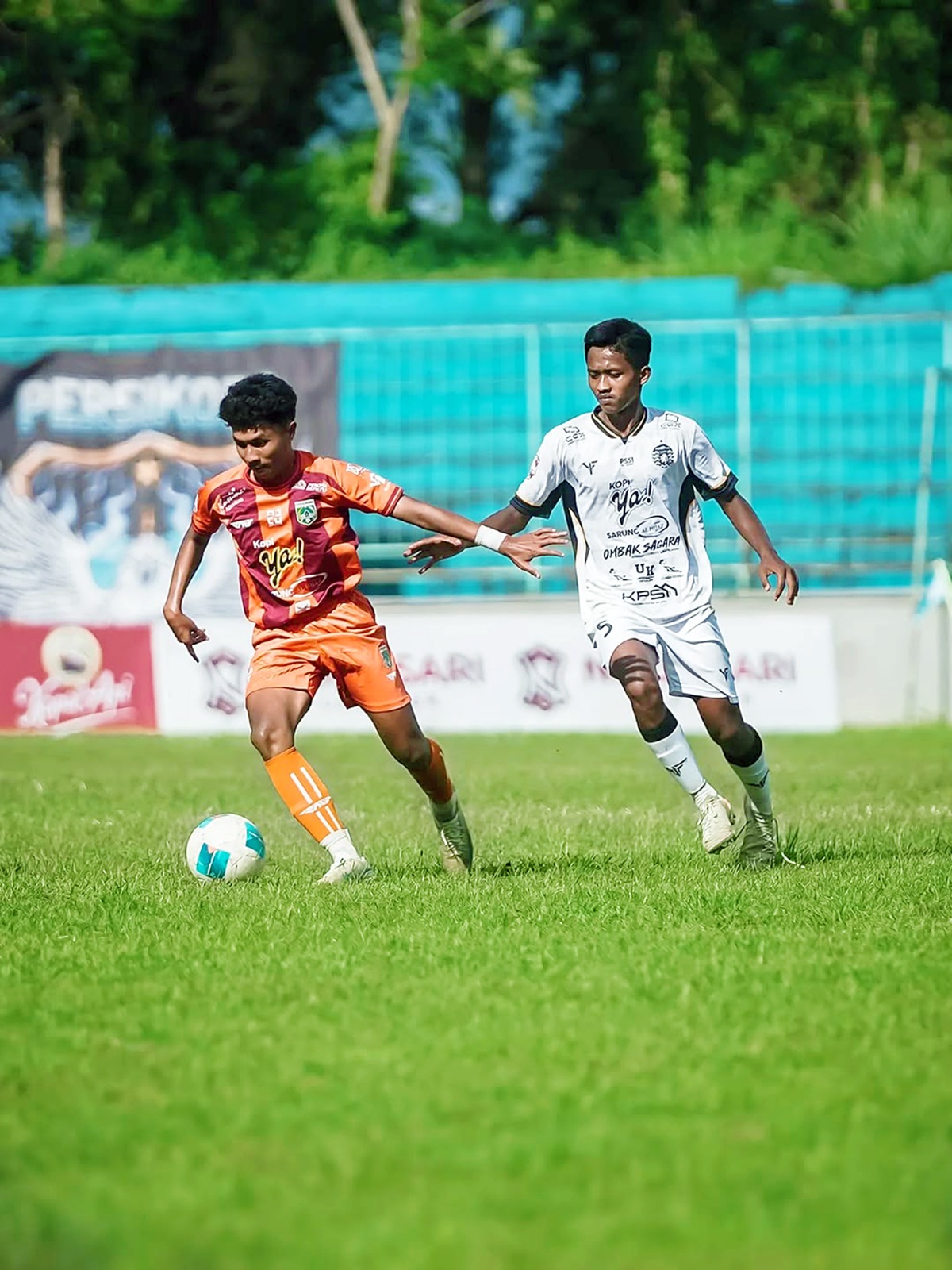 SIAPKAN PERBAIKAN: Pemain Persekam Kabupaten Malang (kanan) berusaha merebut bola dalam laga Babak 16 Besar Liga 4 di Stadion Brantas, 24 Januari lalu.
