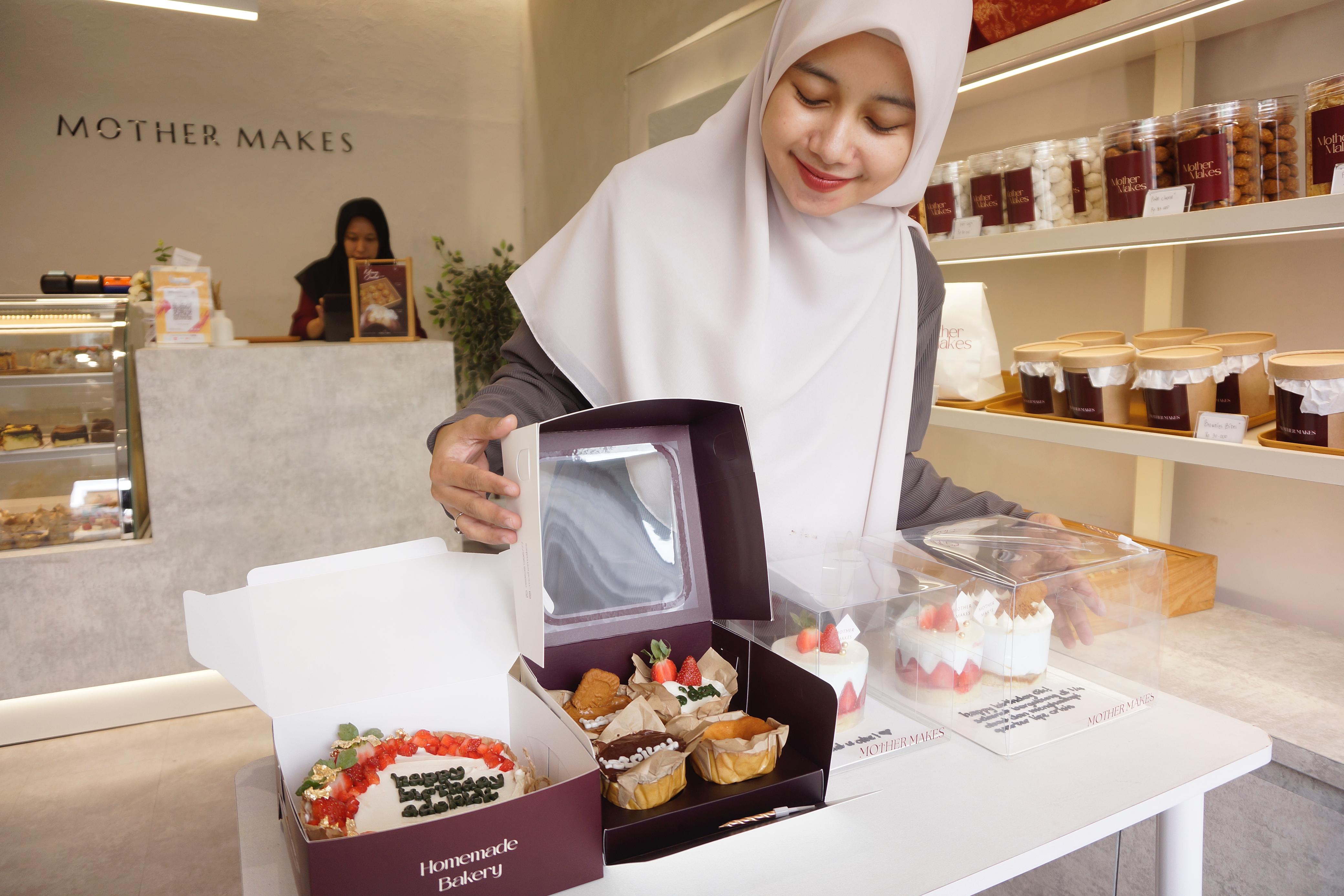 UNIK: Pemilik Mother Makes Dwi Novita Sari menunjukkan hasil hampers estetik yang dipesan oleh konsumen kemarin. (Rori Dinanda Bestari/Radar Batu)