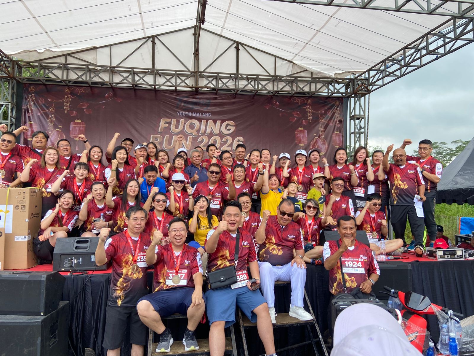 FOTO BERSAMA: Sejumlah tamu undangan sedang foto bersama para panitia dan perwakilan komunitas dan  delegasi peserta luar kota di panggung kehormatan.  (Mardi Sampurno/Radar Malang)
