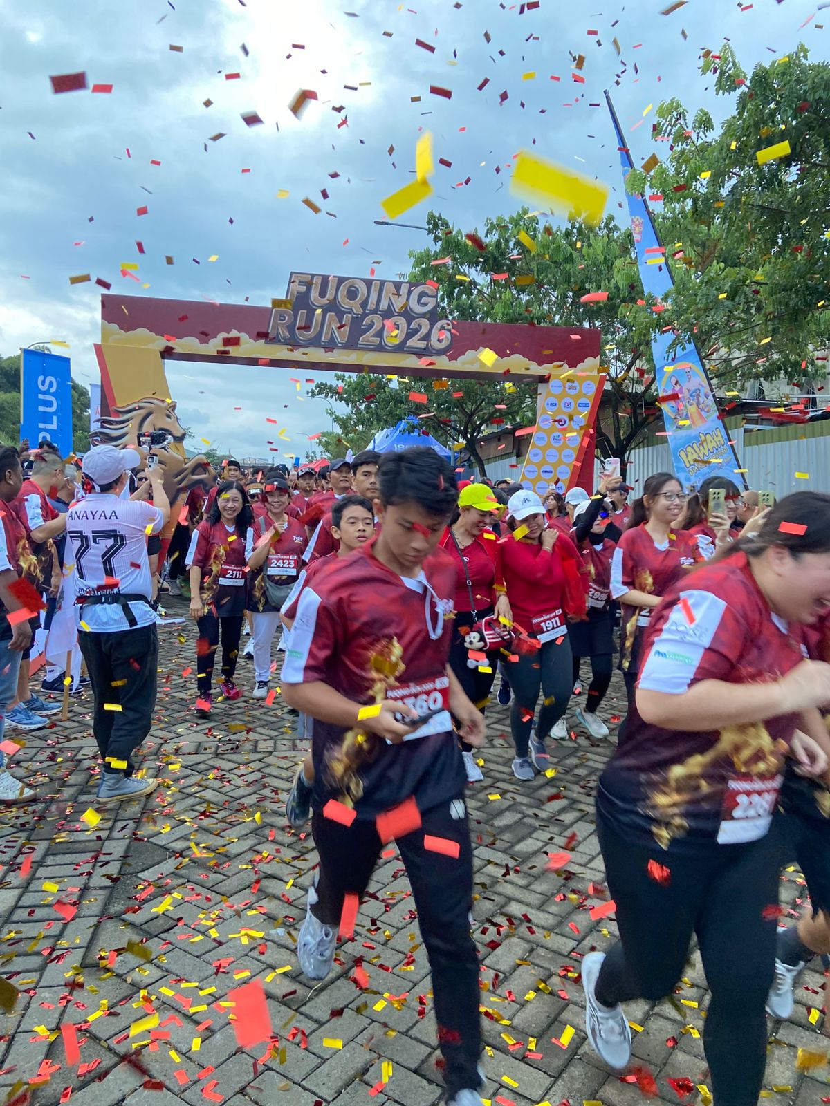 RIBUAN PESERTA: Sebanyak 2.400 peserta start lari bersiap untuk melahap lintasan yang disiapkan panitia. (Mardi Sampurno/Radar Malang)