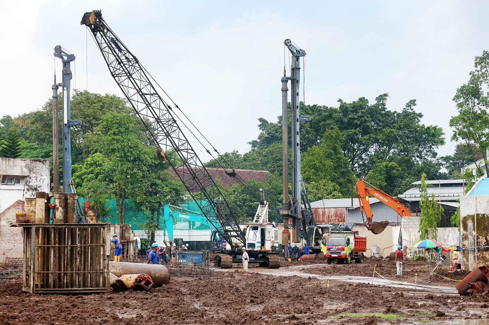 BERPROSES: Pembangunan Hotel Novotel Malang di Jalan Letjen Sutoyo, Kelurahan Rampal Celaket, Klojen masih berlangsung. Hotel itu diperkirakan bakal beroperasi pada 2027. DARMONO / RADAR MALANG.