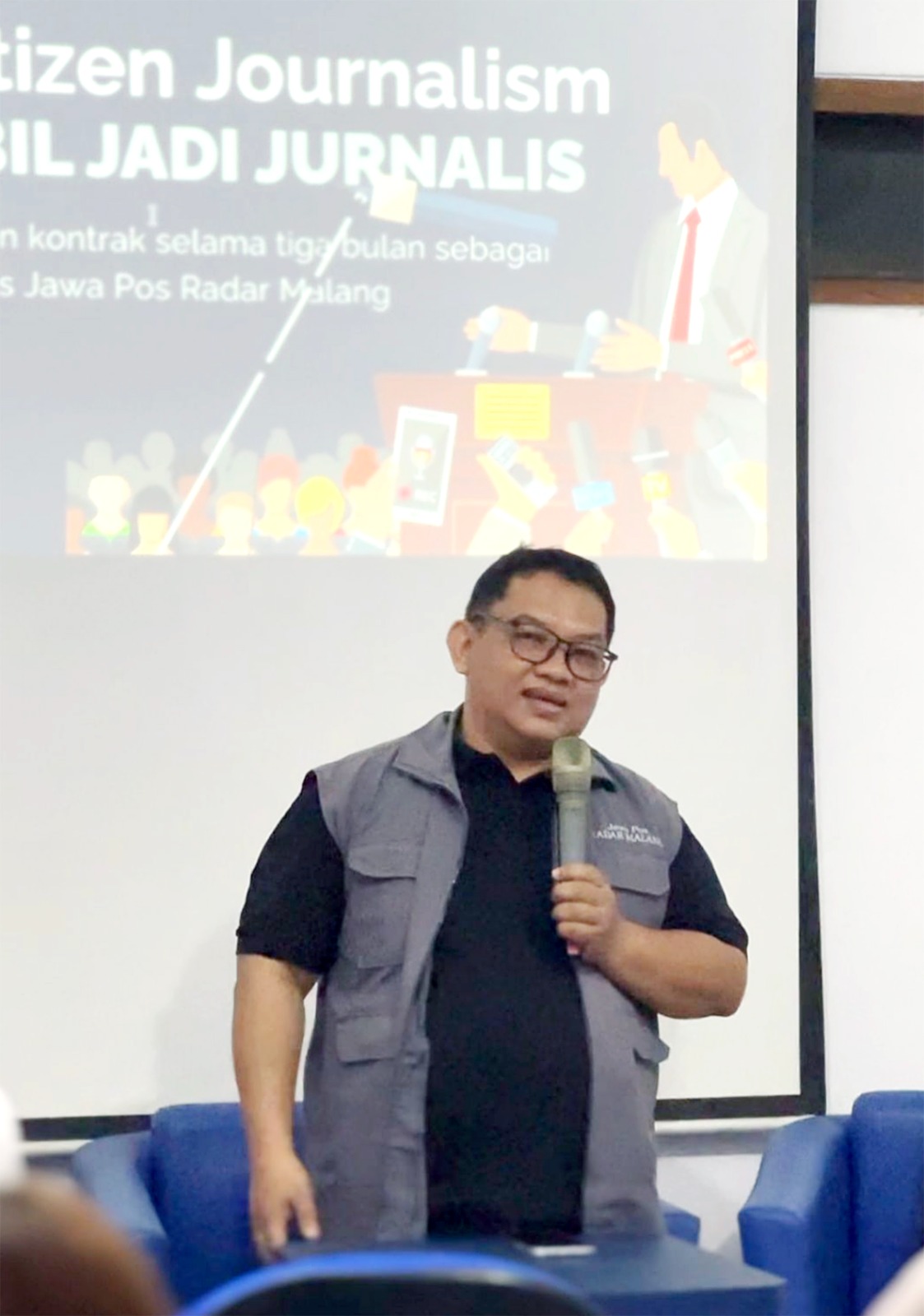 UNTUK JURNALISME BERKUALITAS: Direktur Jawa Pos Radar Malang Tauhid Wijaya memberi sambutan kepada 30 peserta pelatihan.  FAJAR ANDRE SETIAWAN / RADAR MALANG.