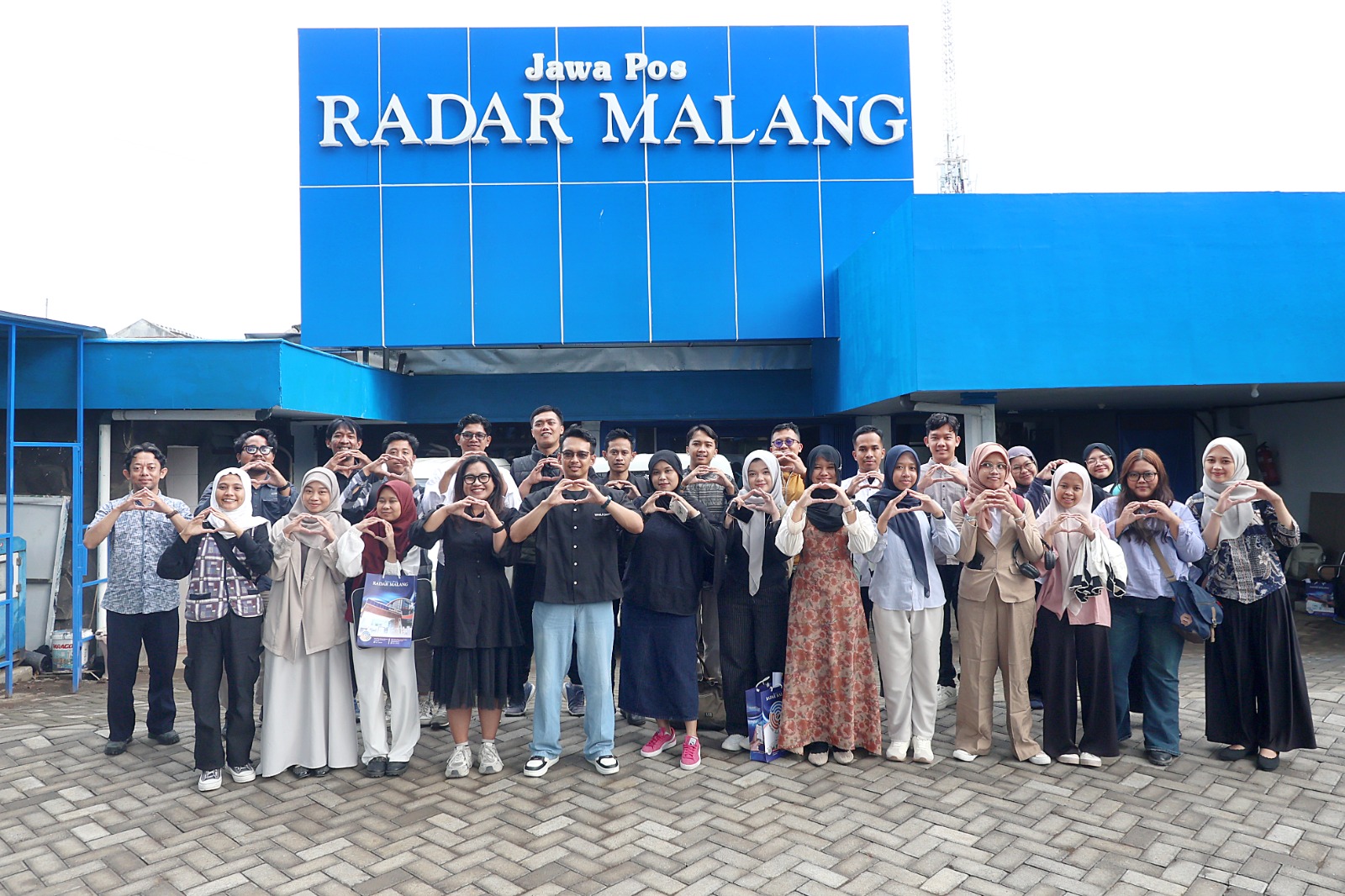 PERDANA: Para peserta pelatihan citizen journalism berfoto bersama setelah kegiatan rampung, kemarin sore. DARMONO / RADAR MALANG .