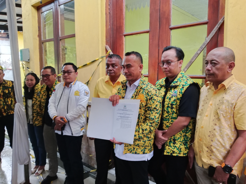 Ketua DPD Golkar Kota Malang Djoko Prihatin (tiga dari kanan) menunjukkan legalitas dirinya sah memimpin partai pada Minggu (1/2) sore. (Andika Satria/Radar Malang)