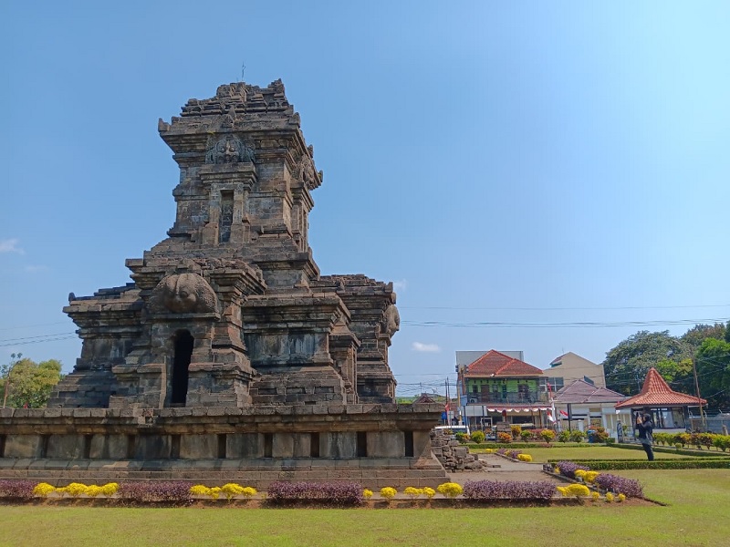 BUTUH SUPPORT: Kunjungan wisatawan ke Candi Singosari, Desa Candirenggo, Kecamatan Singosari, Kabupaten Malang terlihat sepi, beberapa waktu lalu.