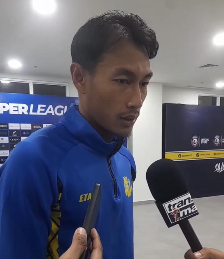 Bek Arema FC Hansamu Yama Pranata menjawab pertanyaan wartawan seusai laga Persijap, Senin (2/2). (MA Fauzan/Radar Malang)